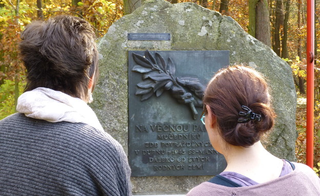 אנדרטה שהוקמה במחנה אימונים של האסאס בפראג