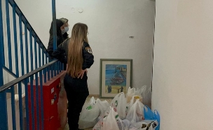 מתנה לחג: שוטרים הביאו מצרכי מזון לאישה בבידוד  (צילום: דוברות המשטרה)