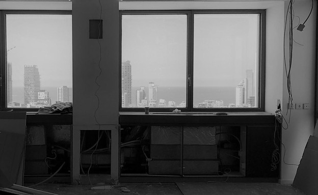 המשרד של יובל נח הררי, פירוק מזגנים ופתיחת חלונות (צילום: קרן גנס)