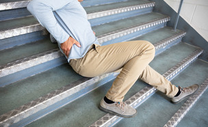 איש נופל במדרגות (צילום: shutterstock)
