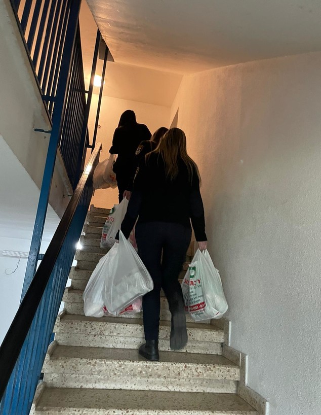 מתנה לחג: שוטרים הביאו מצרכי מזון לאישה בבידוד  (צילום: דוברות המשטרה)