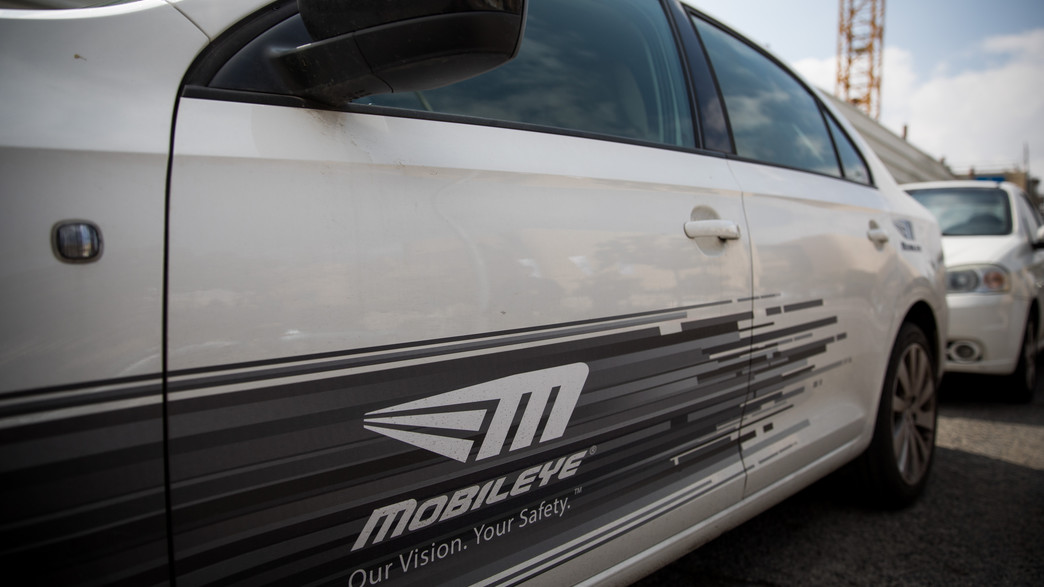 מכונית עם לוגו מובילאיי בירושלים מכונית עם לוגו מובילאיי בירושלים