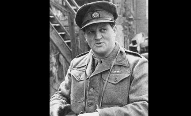ריצ'רד דימבלבי, כתב BBC, שדיווח על שחרור ברגן בלזן (צילום: Hulton Picture Libray)