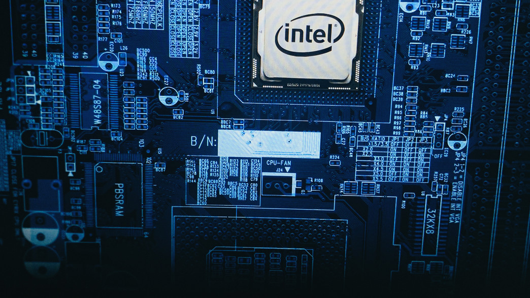 מחשב עם לוגו אינטל