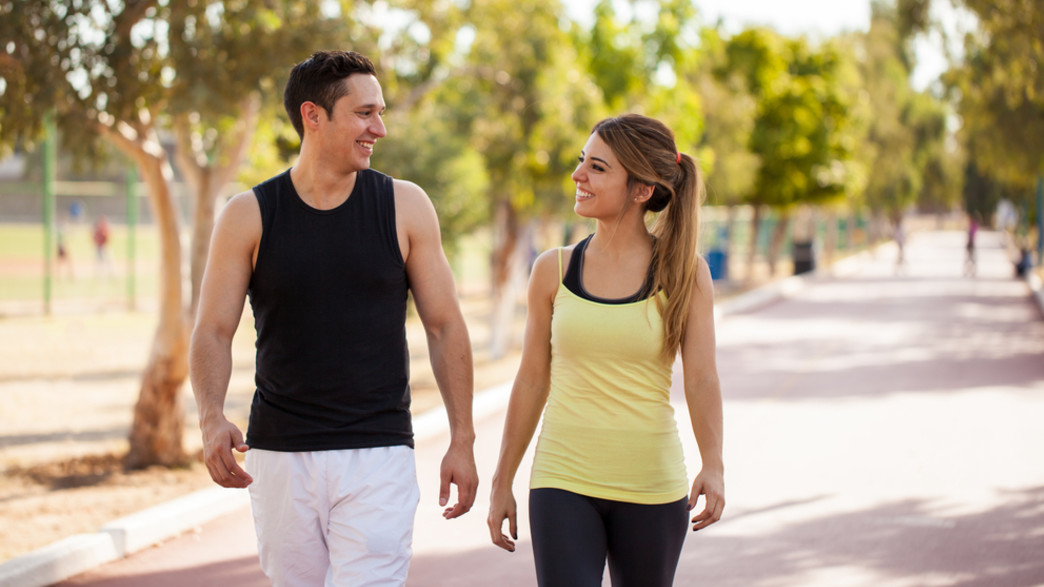 זוג הולך בפארק זוג הולך בפארק