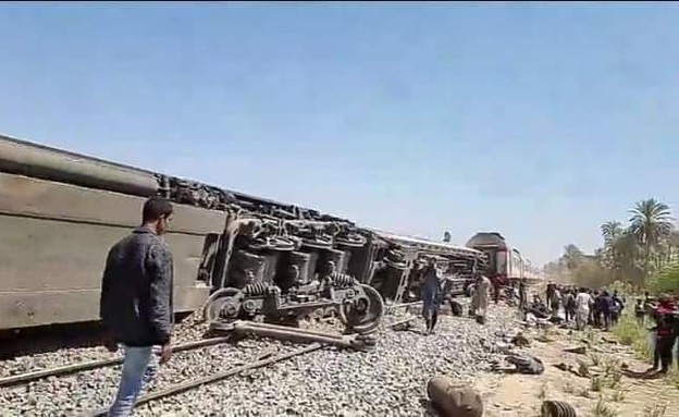 לפחות 45 הרוגים בהתנגשות בין שתי רכבות במצרים