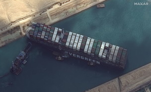 ספינת הענק אבר גיבן תקועה בתעלת סואץ (צילום: רויטרס, רויטרס_)