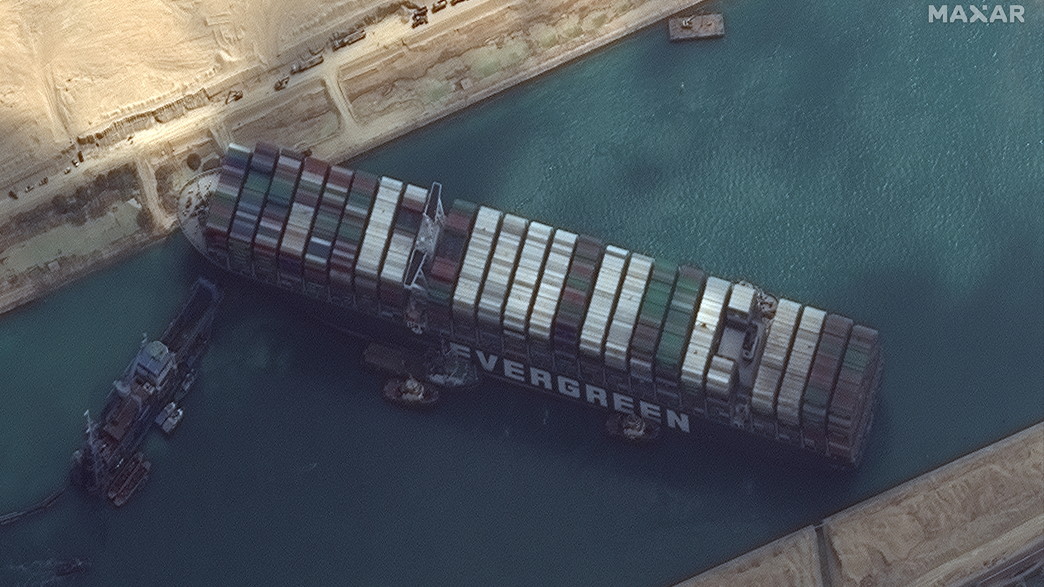 ספינת הענק אבר גיבן תקועה בתעלת סואץ