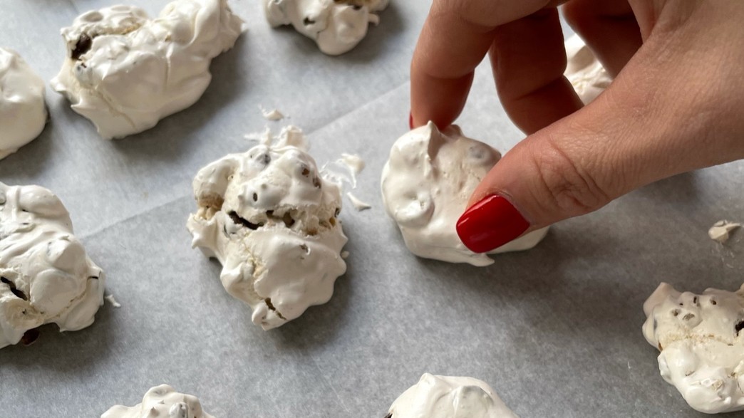 עוגיות מרנג עם שוקולד ואגוזים 