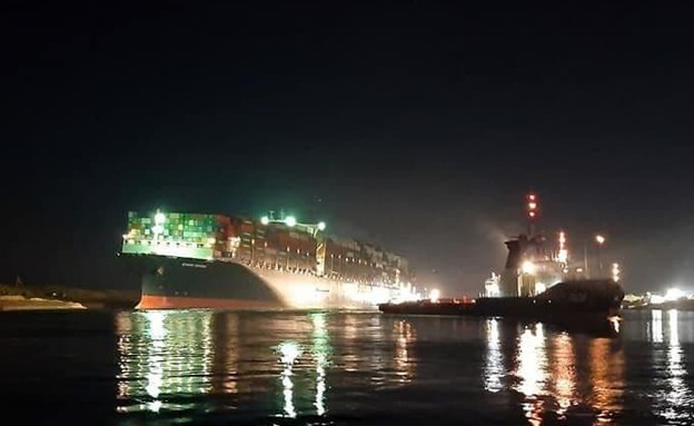 הזזת האוניה אבר גרין שתקועה בנמל סואץ