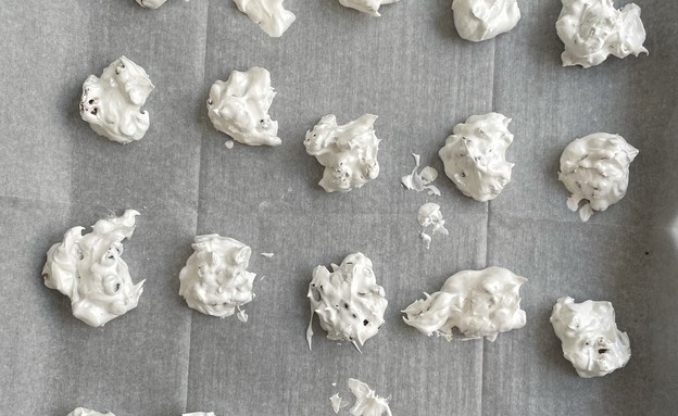 עוגיות מרנג עם שוקולד ואגוזים - לפני אפייה