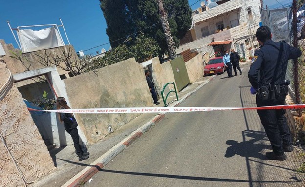 שוטרים ירו בגבר שהשתולל ברחוב בחיפה ואיים עליהם בס (צילום: דוברות המשטרה)