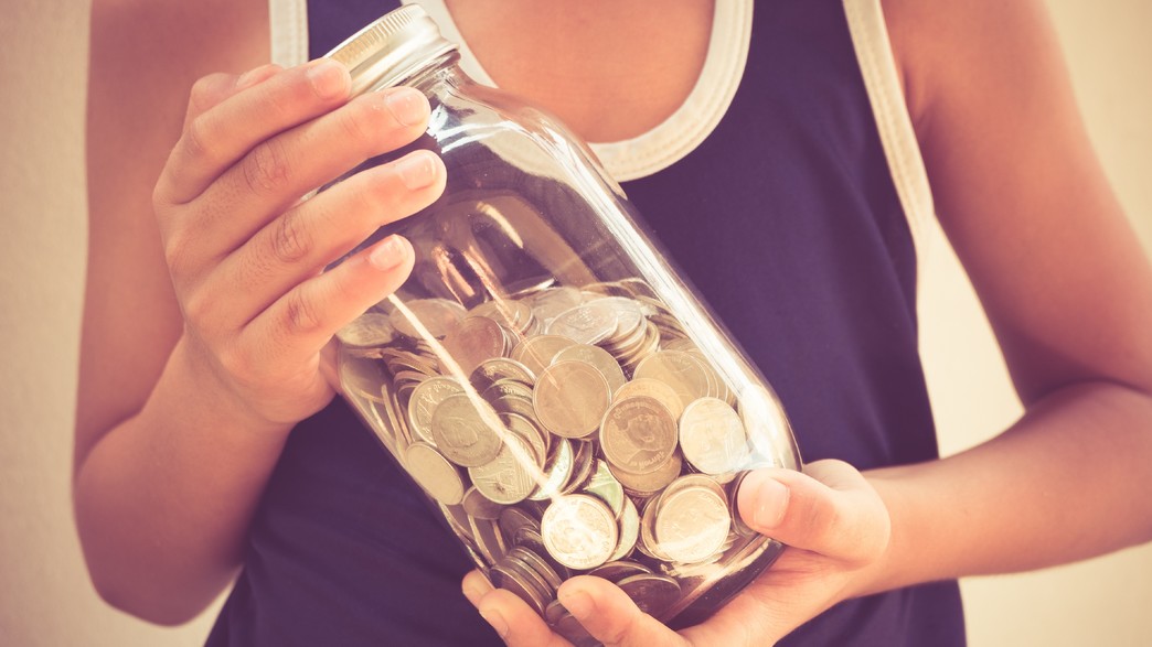 ילד מחזיק בצנצנת כסף (אילוסטרציה: Shutterstock)