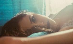 אישה שוכבת על מיטה  (אילוסטרציה: guilherme caetano, unsplash)