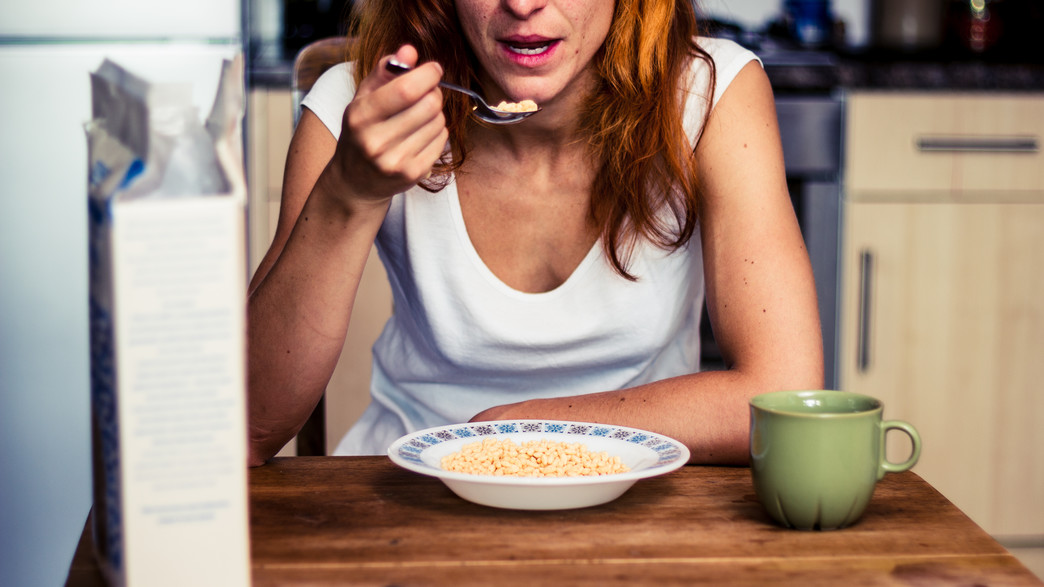 אישה אוכלת דגני בוקר (צילום:  Lolostock, Shutterstock)