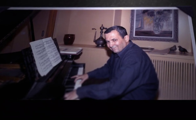 אהוד ברק מנגן על פסנתר בארמון מלך ספרד (צילום: מתוך 