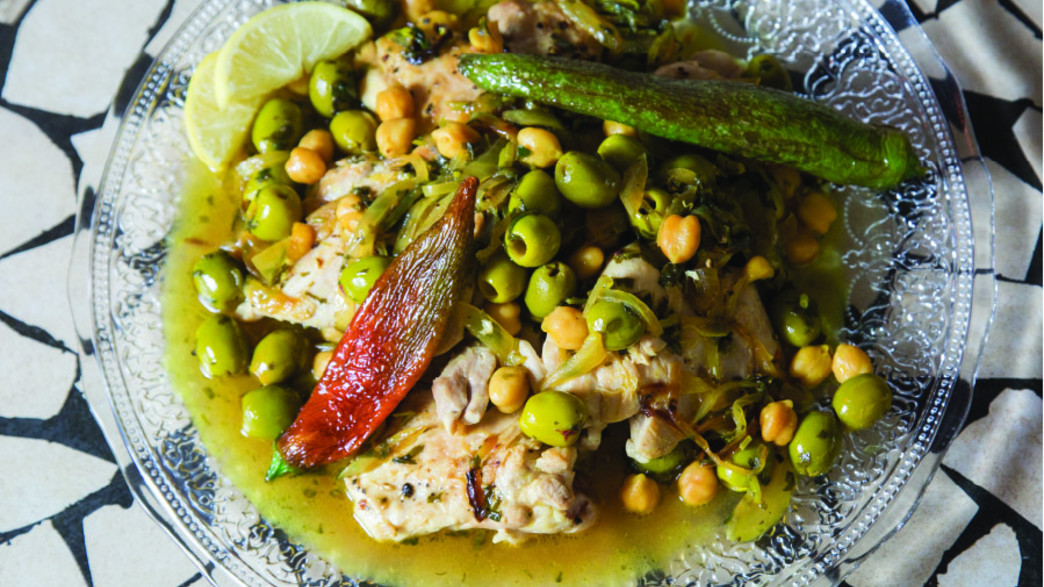 פרגית מבושלת עם חומוס, זיתים ולימון פרגית מבושלת עם חומוס, זיתים ולימון