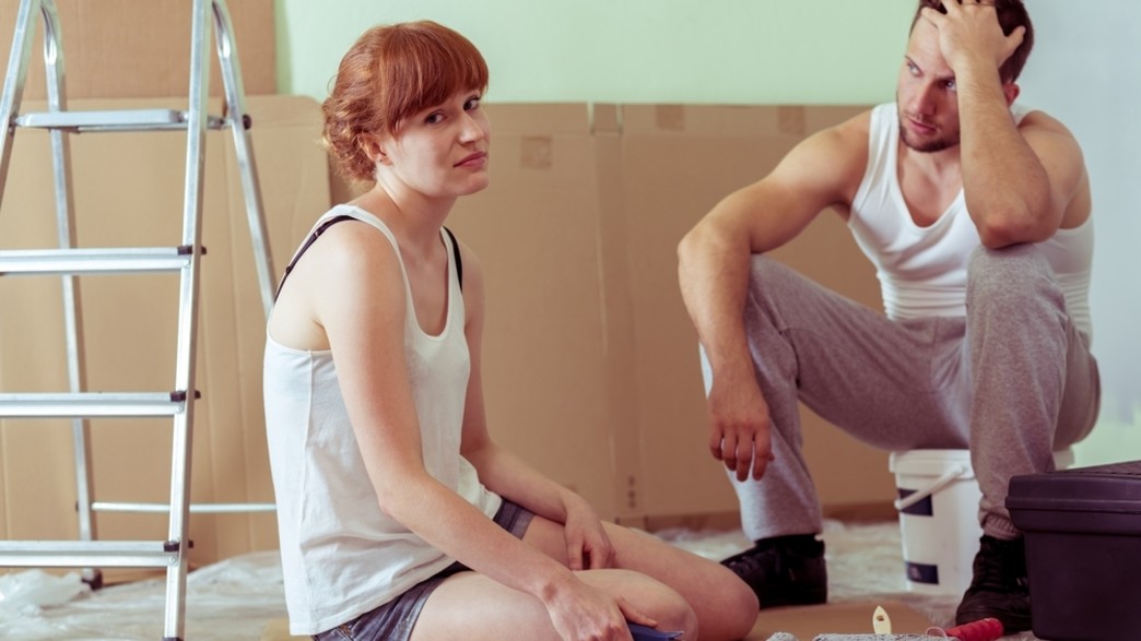 זוג מתוסכל באמצע שיפוץ דירה