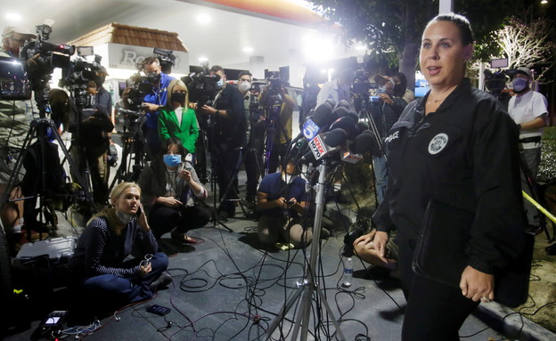 הקצינה ג'ניפר אמט בתדרוך עיתונאים, זמן קצר לאחר האירוע (צילום: רויטרס)