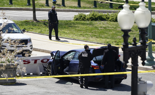 הזירה בגבעת הקפיטול, המכונית התנגשה במחסום (צילום: AP)