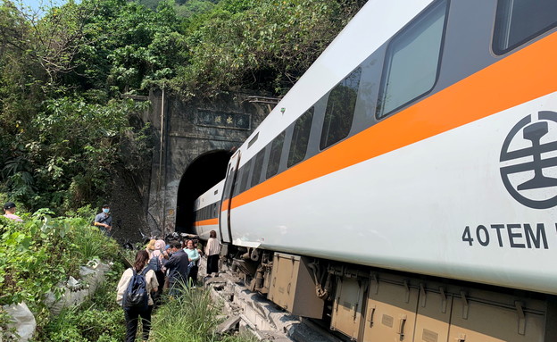 רכבת ירדה מהפסים בתוך מנהרה בטייוואן (צילום: Taiwan's National Fire Agency, reuters)