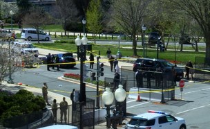 רכב התנגש במחסום בקפיטול בבירת ארה"ב (צילום: CNN)