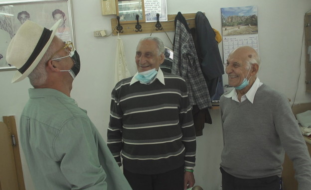 האחים הספרים שממשיכים לעבוד גם בגיל 90 (צילום: N12)