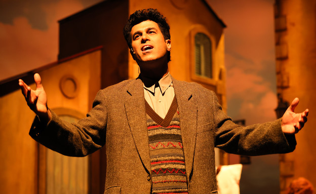 טל מוסרי, משחק בהצגה "בוסתן ספרדי" של הבימה (צילום: אור דנון, יח"צ)
