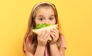 ילדה אוכלת כריך (צילום: New Africa, shutterstock)