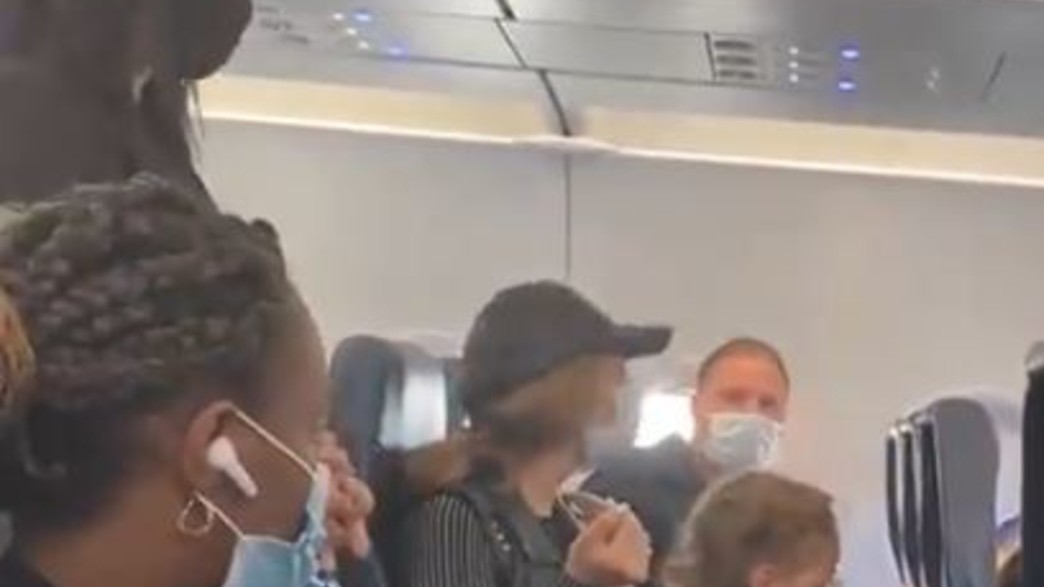 משפחה חרדית הורדה מהמטוס משפחה חרדית הורדה מהמטוס