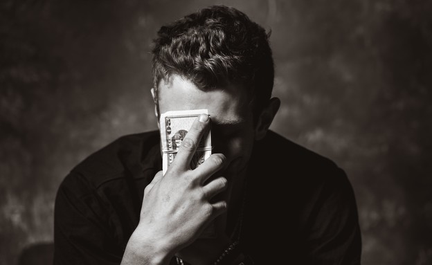 גבר עצוב כסף (צילום: Travis Essinger,unsplash)