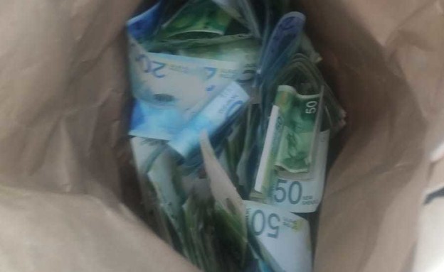 שק שטרות כסף ללא דורש (צילום: באדיבות משטרת ישראל)