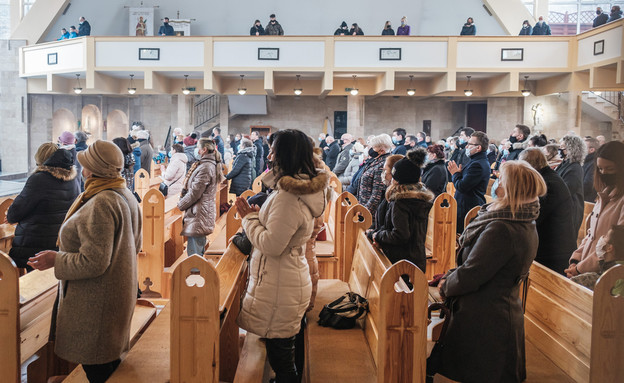 מתפללים בכנסייה בפולין, מרץ 2021 (צילום: Dziurek / Shutterstock.com)