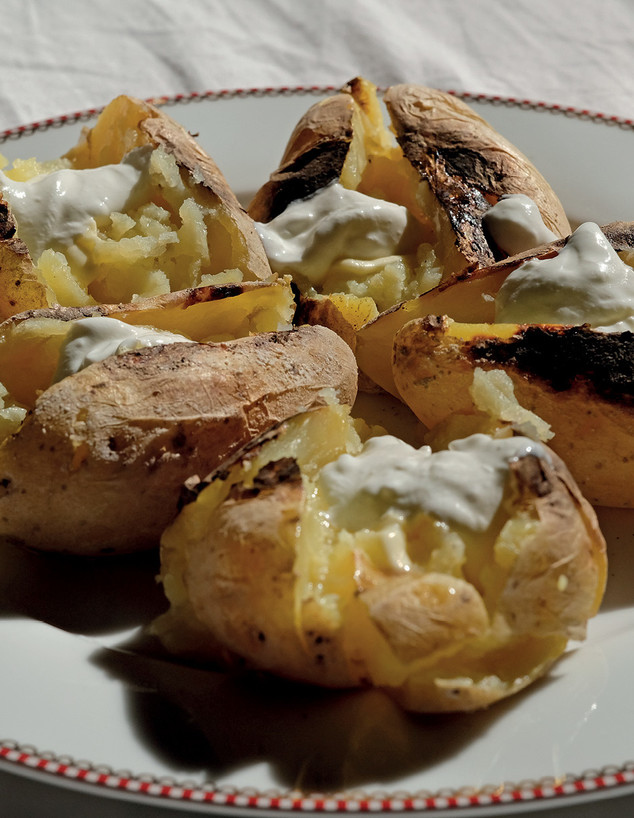 תפוחי אדמה צלויים בסיר ללא שמן (צילום: אלכס ליבק, האוכל מוכן, הוצאת כתר)