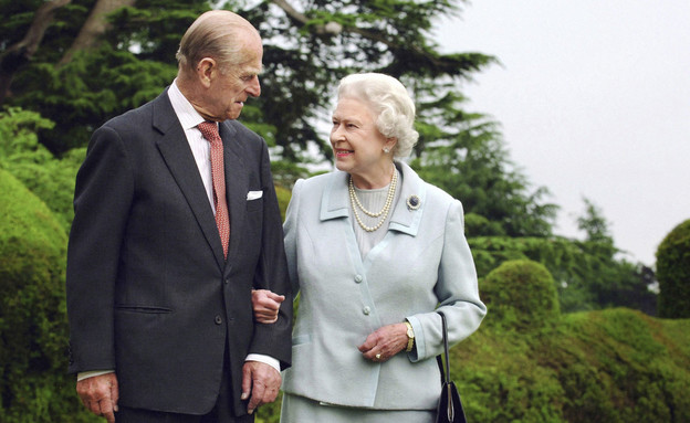 המלכה אליזבת והנסיך פיליפ (צילום: Fiona Hanson/PA via AP, File)