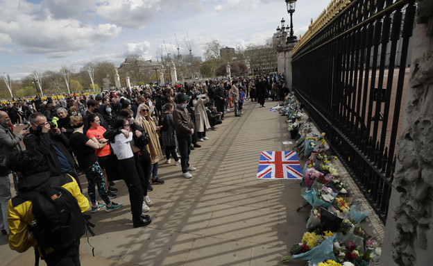 המונים מול ארמון בקינגהאם (צילום: AP Photo/Matt Dunham)