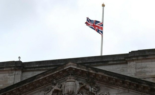הדגל הבריטי מעל ארמון באקינגהאם בחצי התורן  (צילום: רויטרס)