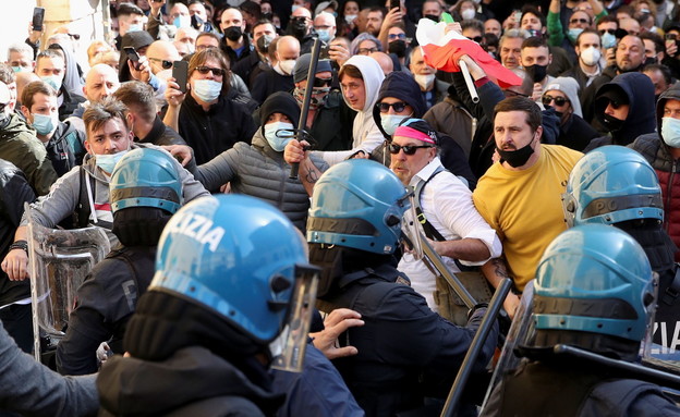 מפגינים נגד הגבלות על עסקים ברומא (צילום: רויטרס)