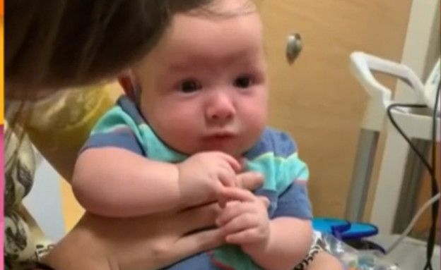 תינוק שומע את הוריו בפעם הראשונה (צילום: צילום מסך)