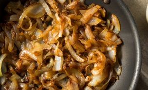 בצל מטוגן (צילום: Brent Hofacker, ShutterStock)