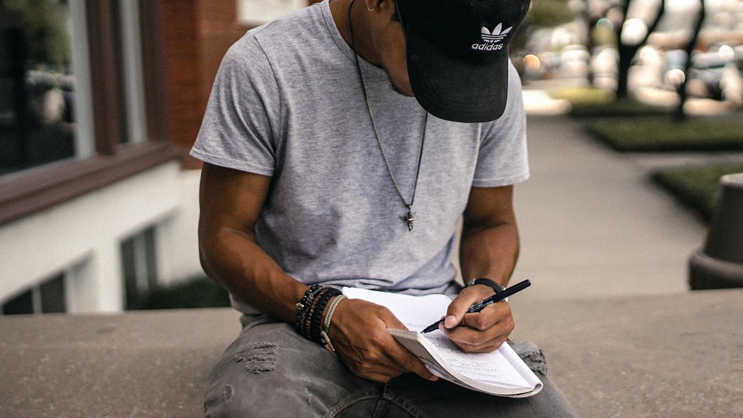 בחור כותב מכתב בחור כותב מכתב