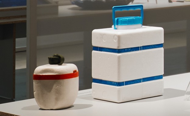 הבית הישראלי, קלקר מתוך התערוכה קופסה שחורה במוזיאון העיצוב בחולון (צילום: דור קדמי)