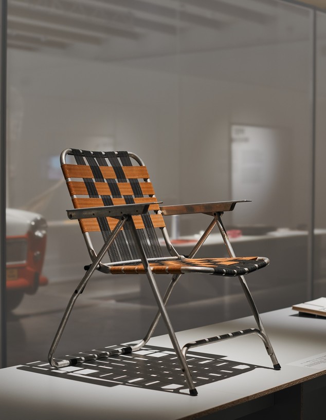הבית הישראלי, ג, כיסא שושנה מתוך התערוכה קופסה שחורה במוזיאון העיצ (צילום: דור קדמי)