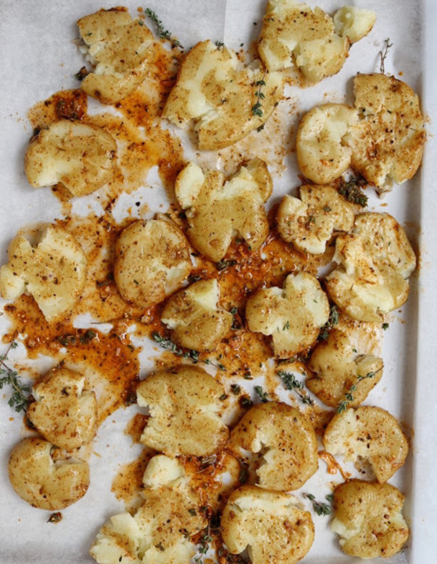 תפוחי אדמה מעוכים בטעם פלאפל (צילום: רון יוחננוב, mako אוכל)