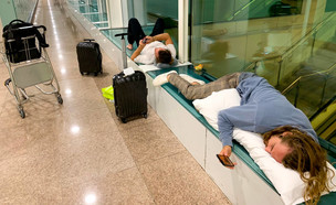ישנים בשדה התעופה (צילום:  makesushi1, shutterstock)