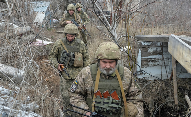 לוחמים אוקראינים בחבל דונייצק (צילום: reuters)