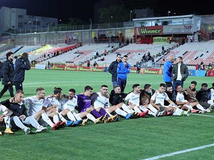 הירוקים חוגגים עם הקהל (דני מרון)