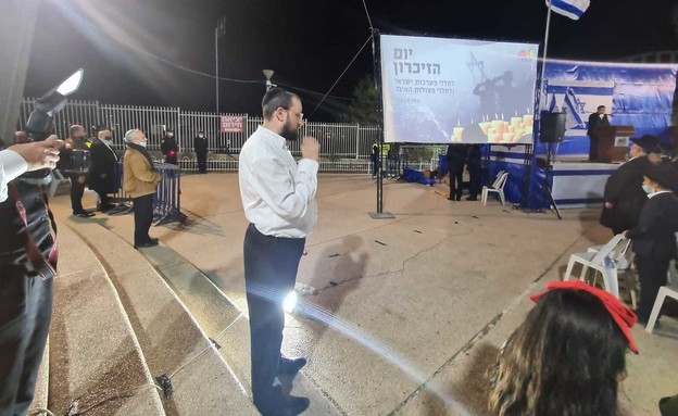 ישראל כהן עומד בצפירה (צילום: פרטי) ישראל כהן עומד בצפירה (צילום: פרטי)