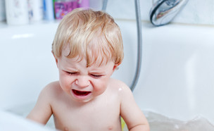 ילד בוכה באמבטיה (צילום: Shutterstock)