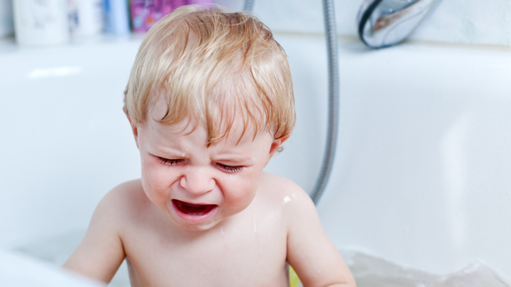 ילד בוכה באמבטיה (צילום: Shutterstock)
